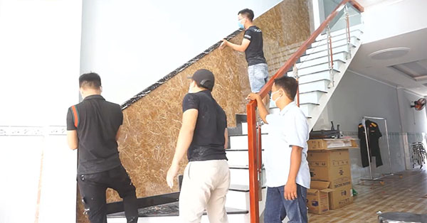 Tấm nhựa pvc ốp cầu thang thi công cho khách hàng